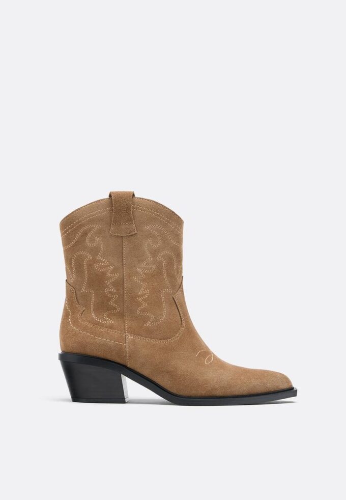 Ankelstövlar i spaltskinn i cowboystil