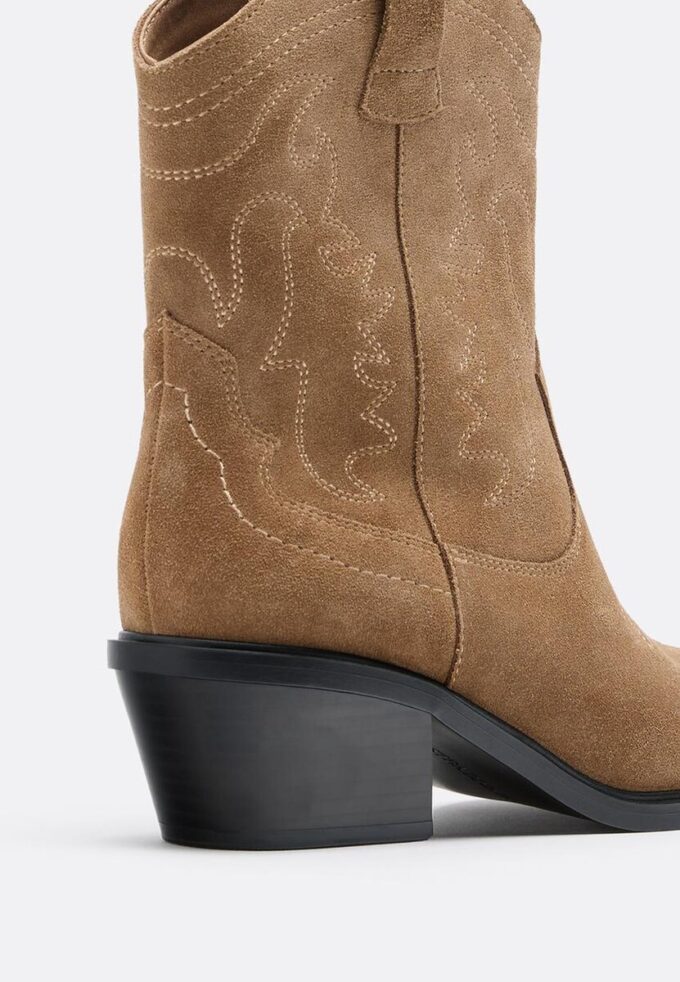 Ankelstövlar i spaltskinn i cowboystil