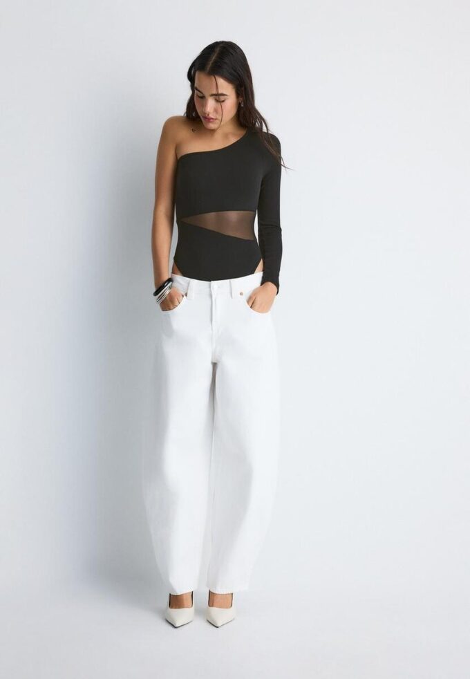 Asymmetrisk bodysuit med genomskinliga detaljer