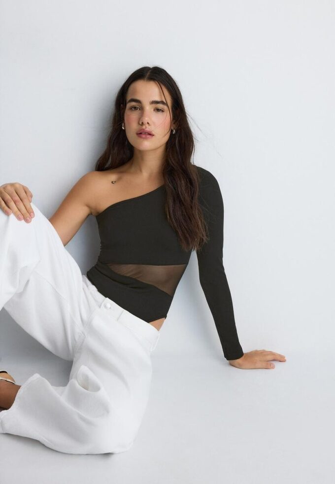 Asymmetrisk bodysuit med genomskinliga detaljer