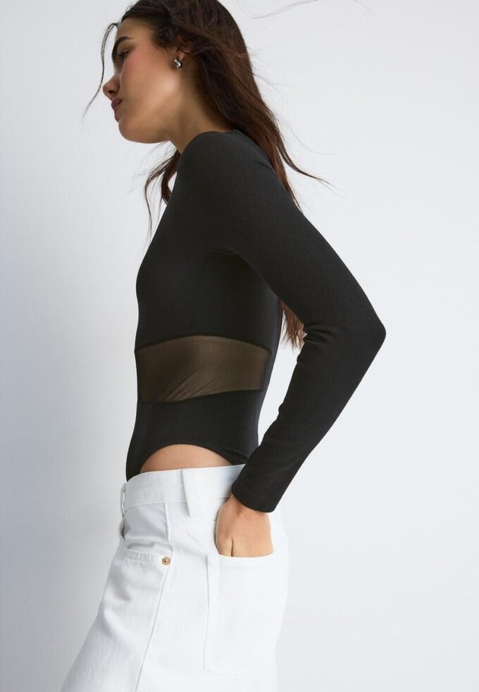 Asymmetrisk bodysuit med genomskinliga detaljer