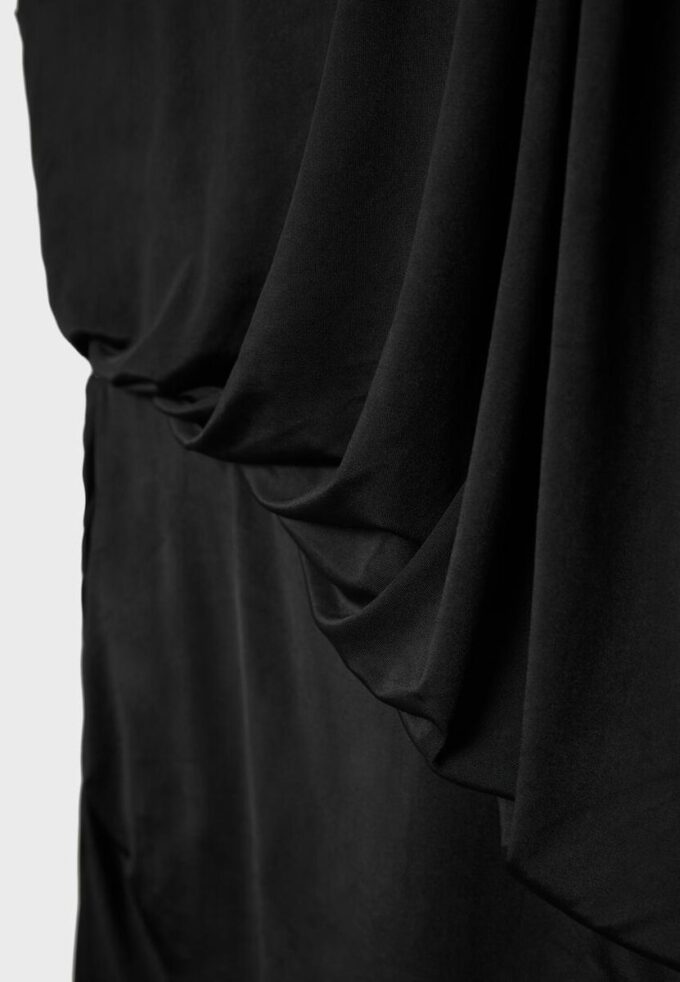 Asymmetrisk draperad kort klänning