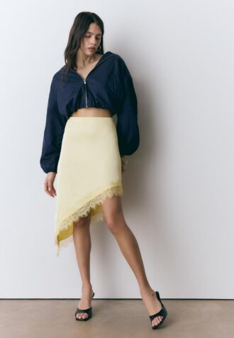 Asymmetrisk kjol i satin