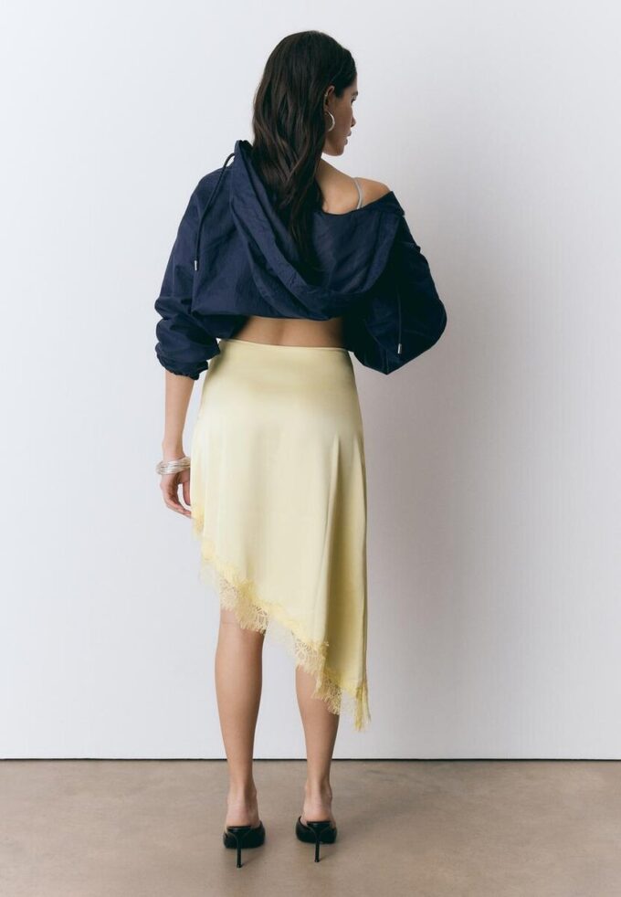 Asymmetrisk kjol i satin Asymmetrisk kjol i satin