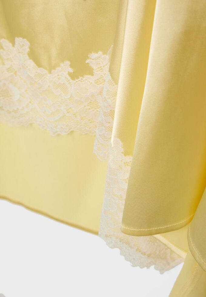 Asymmetrisk midikjol i satin