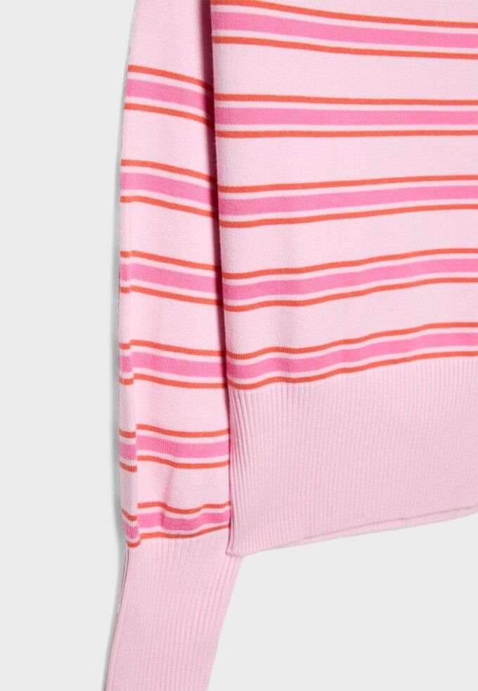 Asymmetrisk stickad tröja med ribbad fåll Asymmetrisk stickad tröja med ribbad fåll