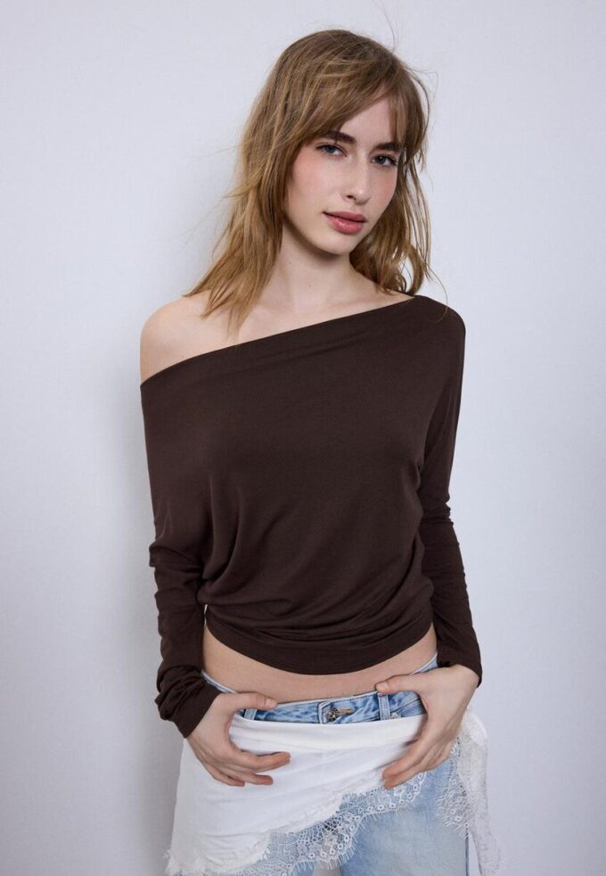 Asymmetrisk T-shirt i modal Asymmetrisk T-shirt i modal