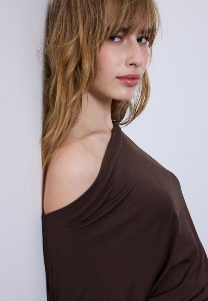 Asymmetrisk T-shirt i modal Asymmetrisk T-shirt i modal