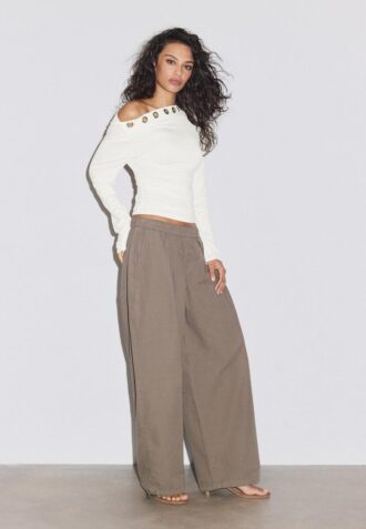 Asymmetrisk T-shirt med hål