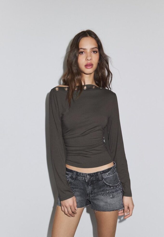 Asymmetrisk T-shirt med hål