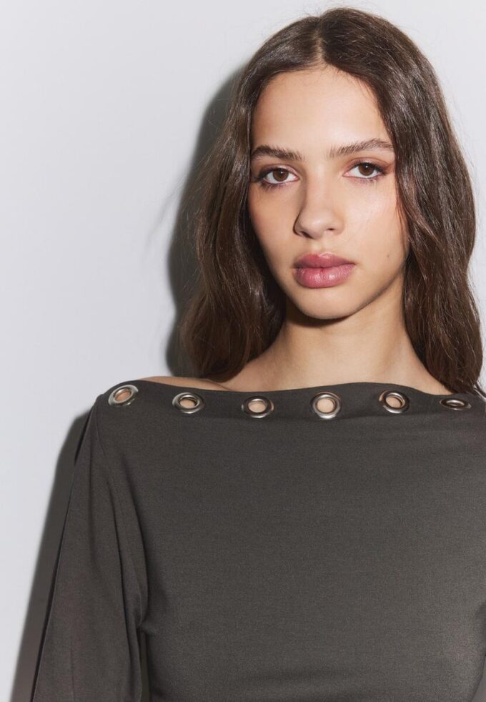 Asymmetrisk T-shirt med hål