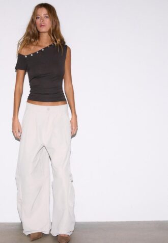 Asymmetrisk T-shirt med knappar