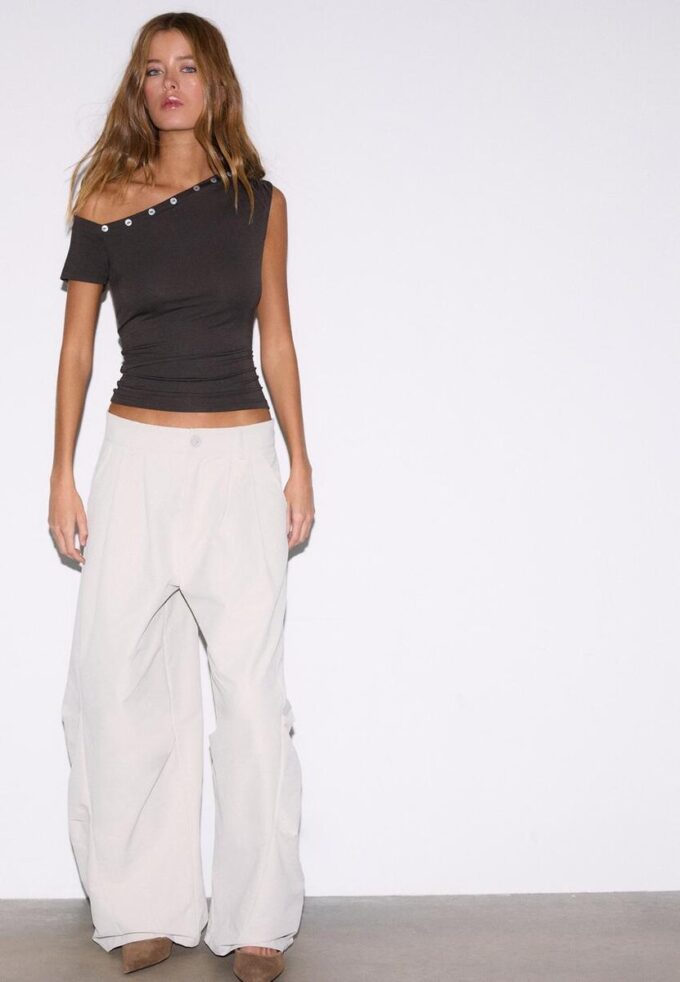 Asymmetrisk T-shirt med knappar Asymmetrisk T-shirt med knappar