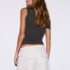 Asymmetrisk T-shirt med knappar Asymmetrisk T-shirt med knappar