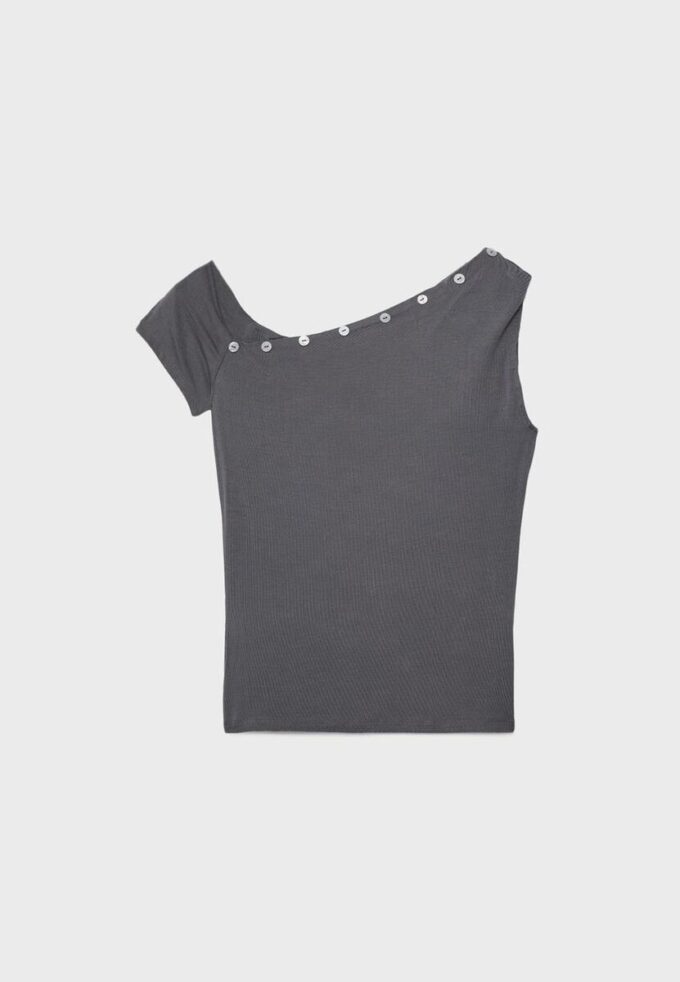 Asymmetrisk T-shirt med knappar Asymmetrisk T-shirt med knappar