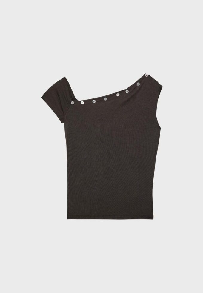 Asymmetrisk T-shirt med knappar Asymmetrisk T-shirt med knappar