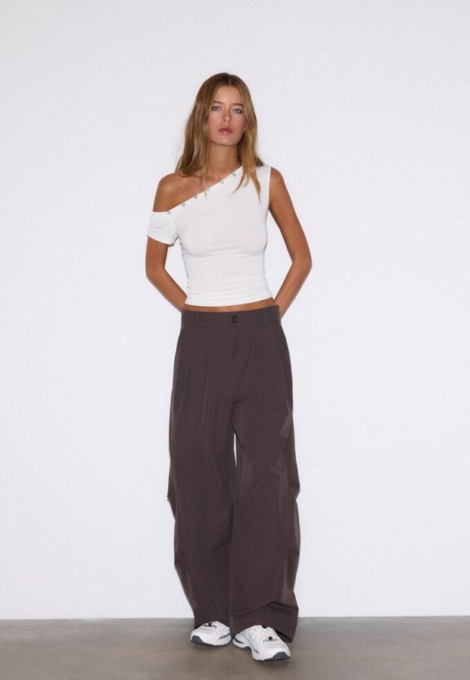 Asymmetrisk T-shirt med knappar Asymmetrisk T-shirt med knappar