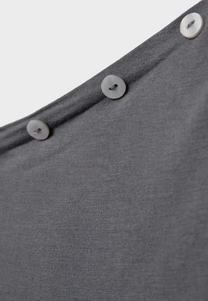 Asymmetrisk T-shirt med knappar Asymmetrisk T-shirt med knappar