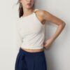 Asymmetrisk T-shirt med metallspänne Asymmetrisk T-shirt med metallspänne