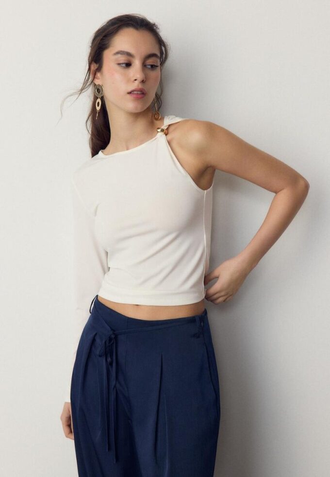 Asymmetrisk T-shirt med metallspänne Asymmetrisk T-shirt med metallspänne
