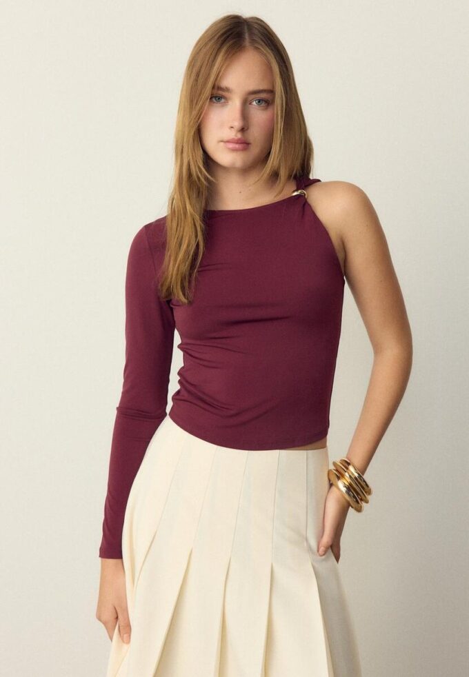 Asymmetrisk T-shirt med metallspänne Asymmetrisk T-shirt med metallspänne