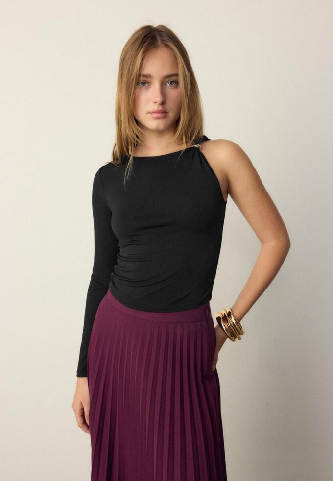 Asymmetrisk T-shirt med metallspänne
