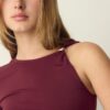 Asymmetrisk T-shirt med metallspänne Asymmetrisk T-shirt med metallspänne