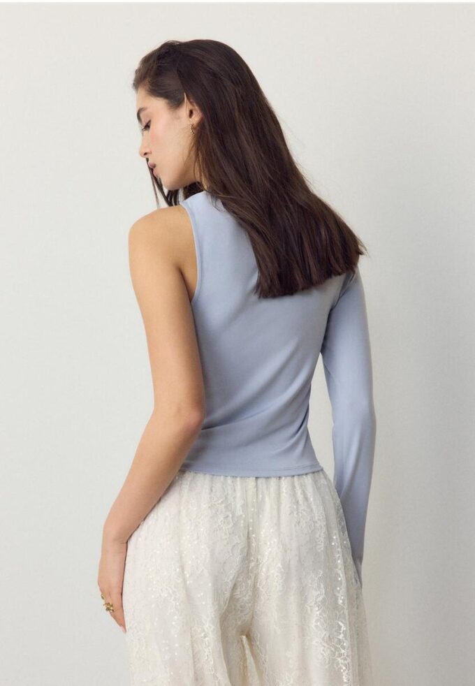 Asymmetrisk T-shirt med metallspänne Asymmetrisk T-shirt med metallspänne
