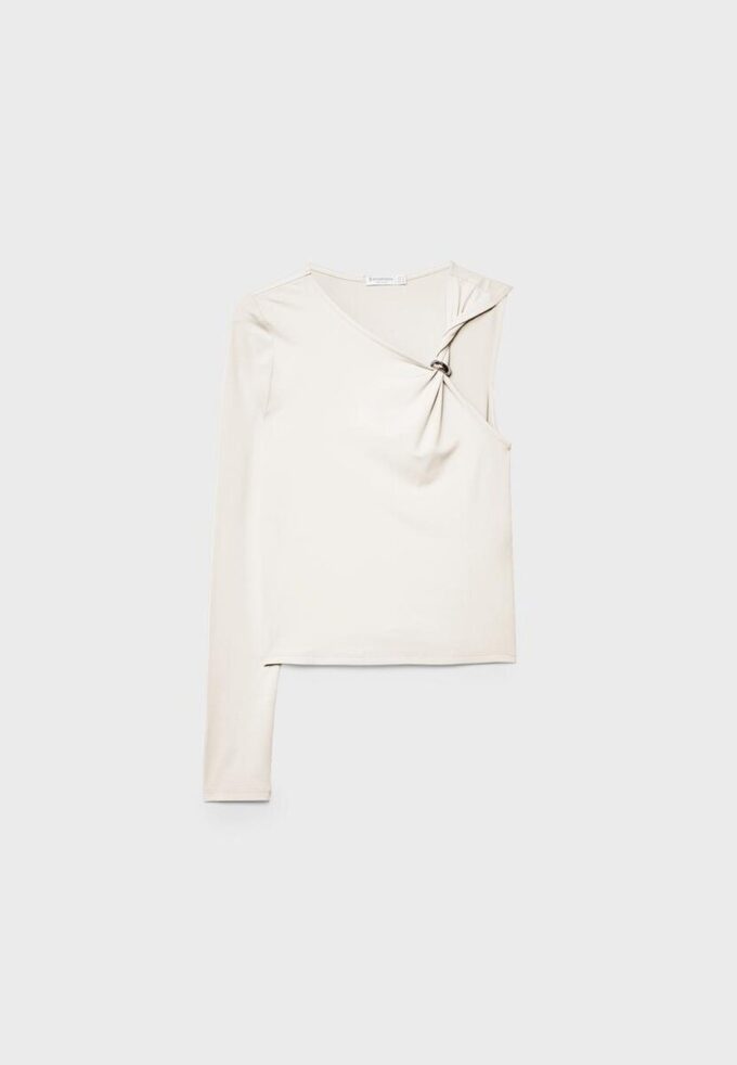 Asymmetrisk T-shirt med metallspänne Asymmetrisk T-shirt med metallspänne