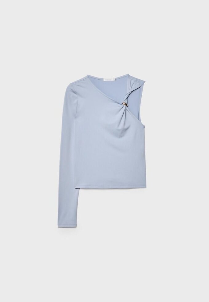 Asymmetrisk T-shirt med metallspänne Asymmetrisk T-shirt med metallspänne