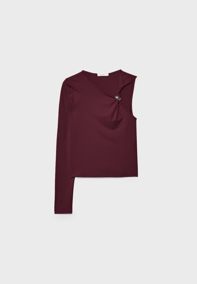 Asymmetrisk T-shirt med metallspänne Asymmetrisk T-shirt med metallspänne
