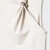 Asymmetrisk T-shirt med metallspänne Asymmetrisk T-shirt med metallspänne