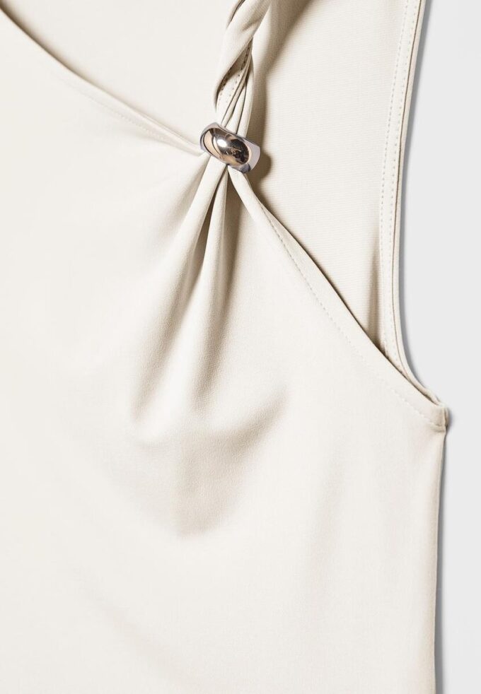 Asymmetrisk T-shirt med metallspänne Asymmetrisk T-shirt med metallspänne