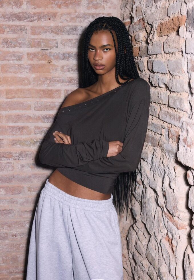 Asymmetrisk T-shirt med nitar