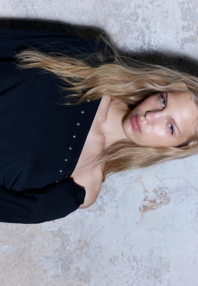 Asymmetrisk T-shirt med nitar