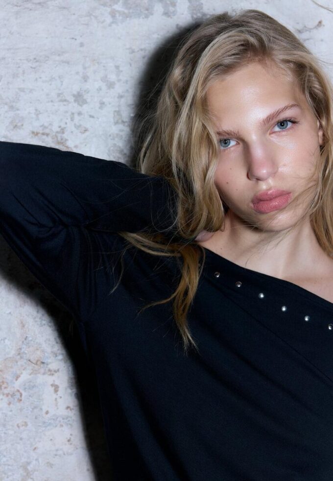Asymmetrisk T-shirt med nitar