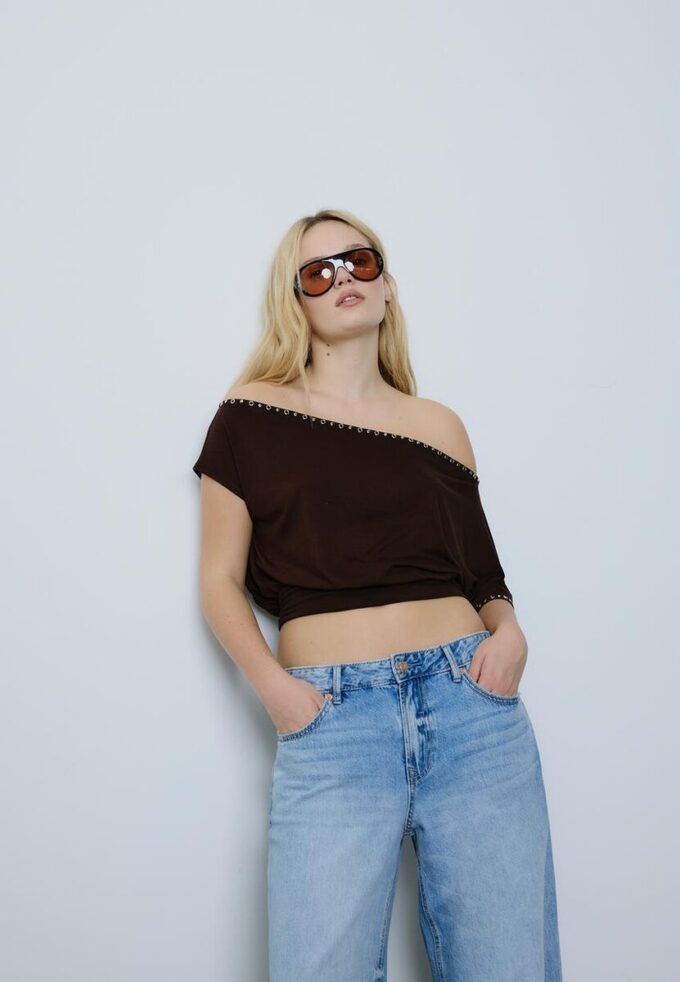 Asymmetrisk T-shirt med nitar