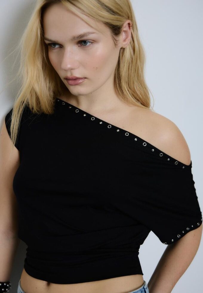 Asymmetrisk T-shirt med nitar