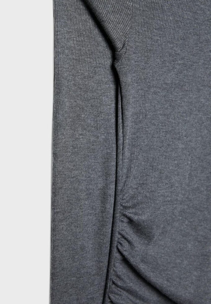 Asymmetrisk T-shirt med rynkad detalj