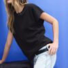 B06 Basplagg T-shirt med nedhasade axlar