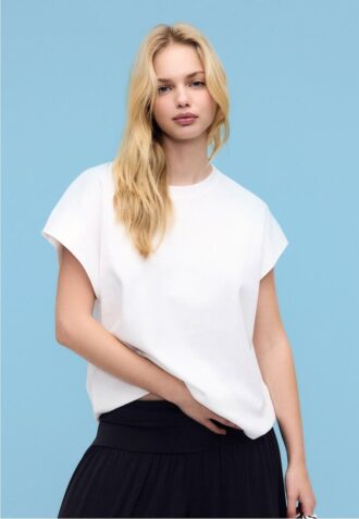 B06 Basplagg T-shirt med nedhasade axlar