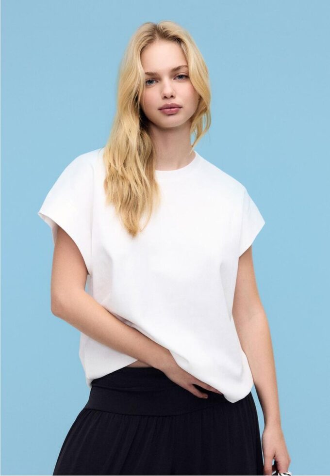 B06 Basplagg T-shirt med nedhasade axlar