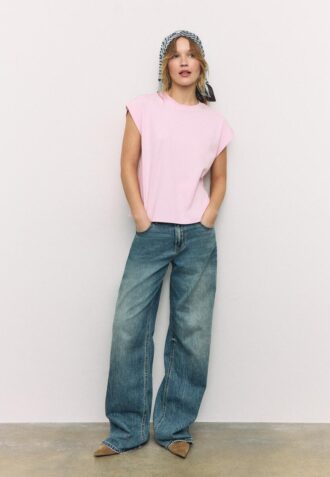 B06 Basplagg T-shirt med nedhasade axlar