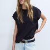 B06 Basplagg T-shirt med nedhasade axlar