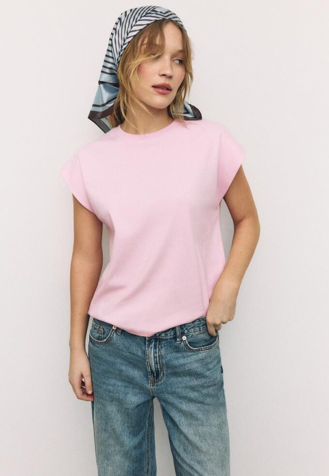 B06 Basplagg T-shirt med nedhasade axlar