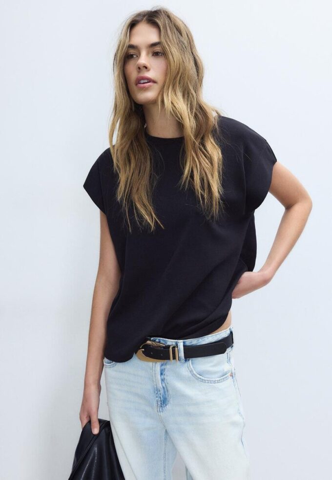 B06 Basplagg T-shirt med nedhasade axlar