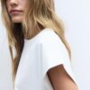 B06 Basplagg T-shirt med nedhasade axlar