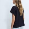 B06 Basplagg T-shirt med nedhasade axlar