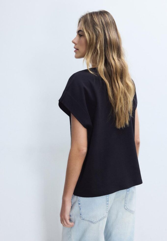 B06 Basplagg T-shirt med nedhasade axlar