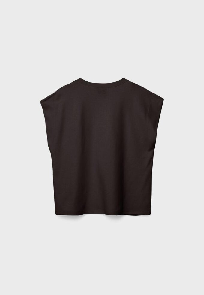B06 Basplagg T-shirt med nedhasade axlar
